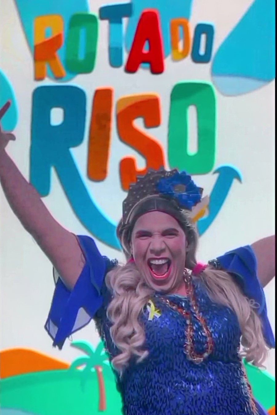 Damiana Star de braços abertos no palco da Rota do Riso